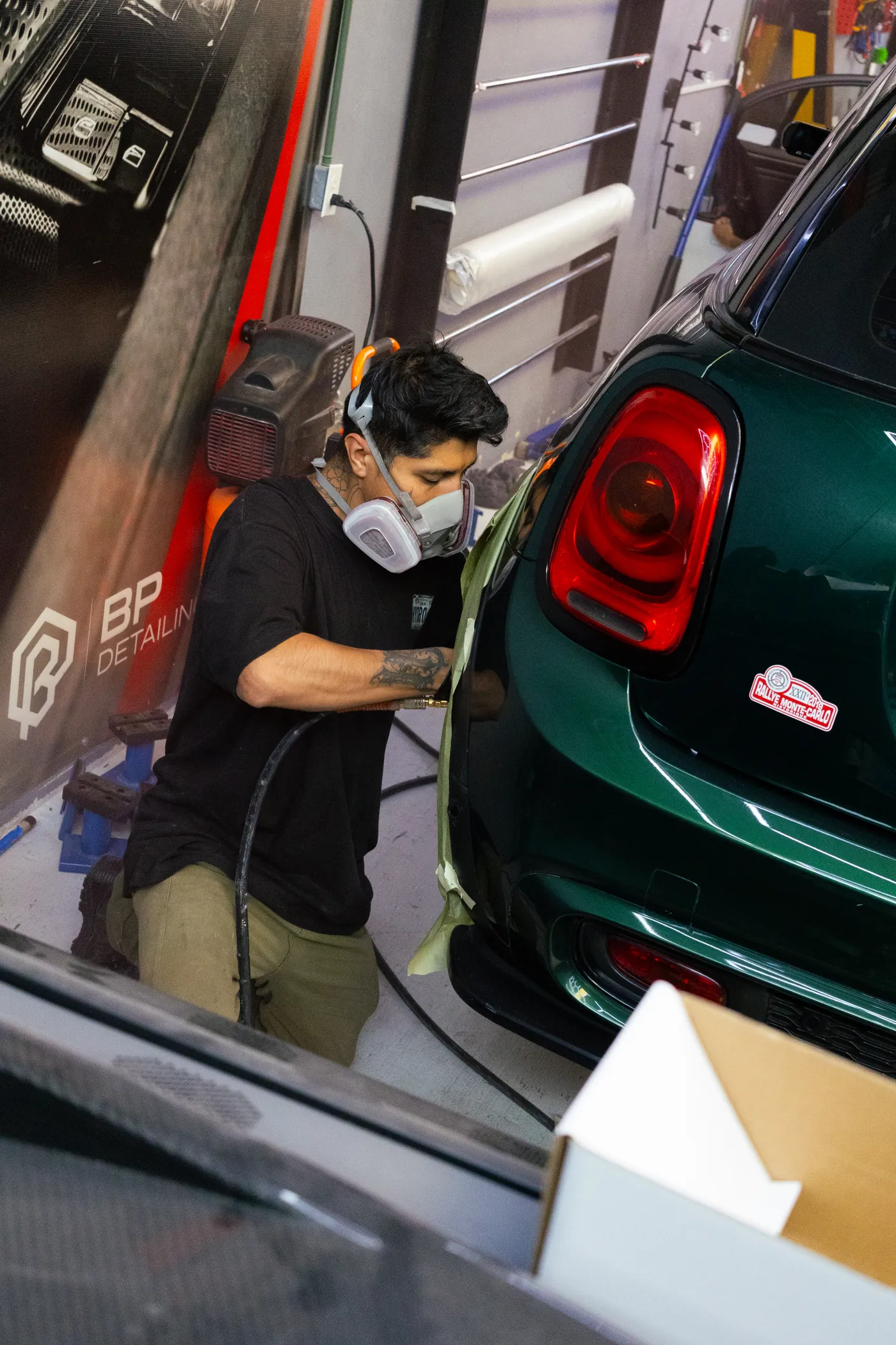 Preparación de un automóvil verde en el taller