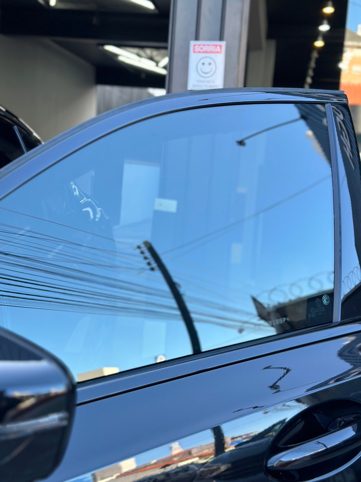 Vista de una ventana de automóvil para comparar tonalidades de polarizado