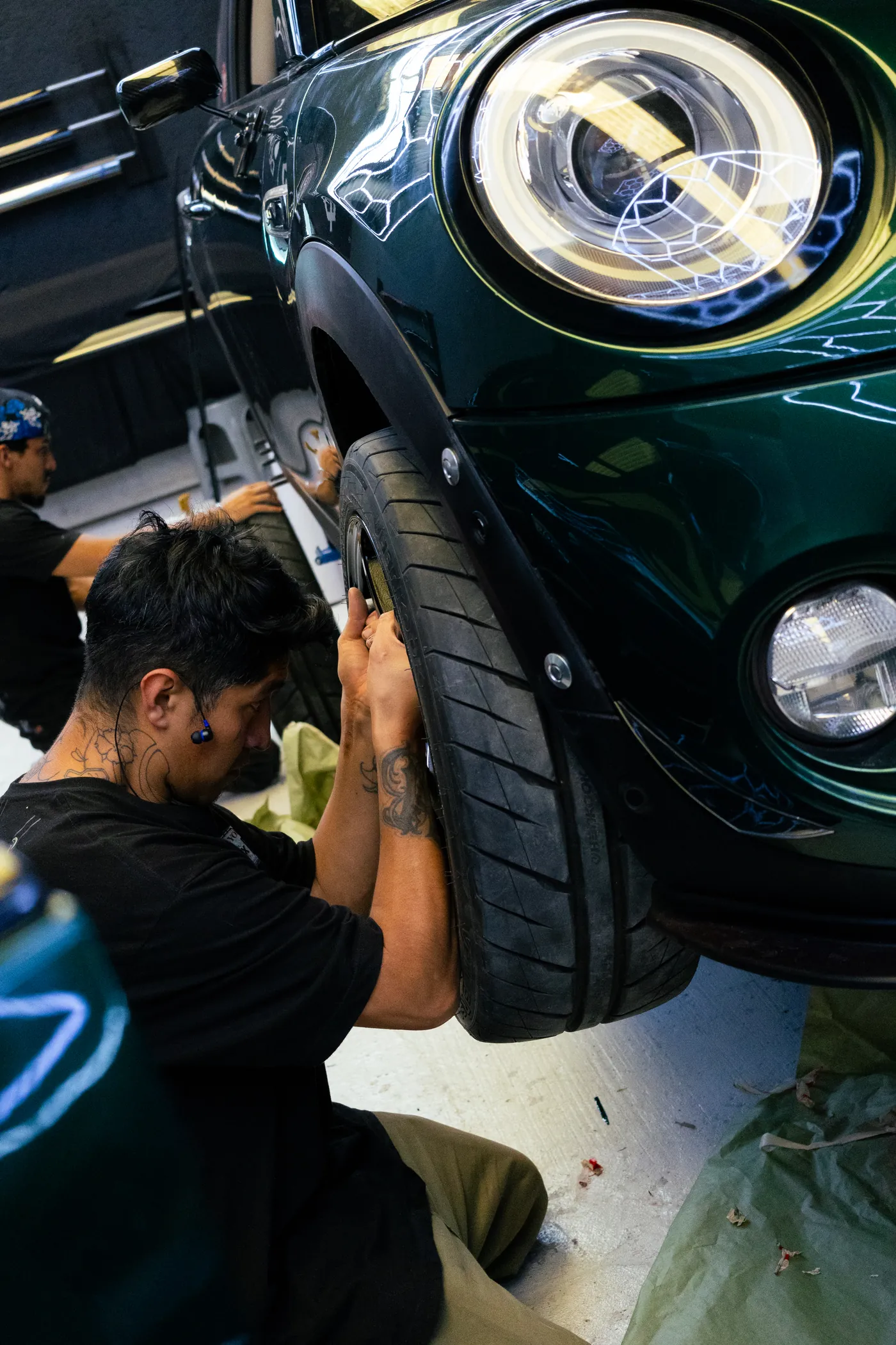 Trabajo en la carrocería de un automóvil verde en BP Detailing