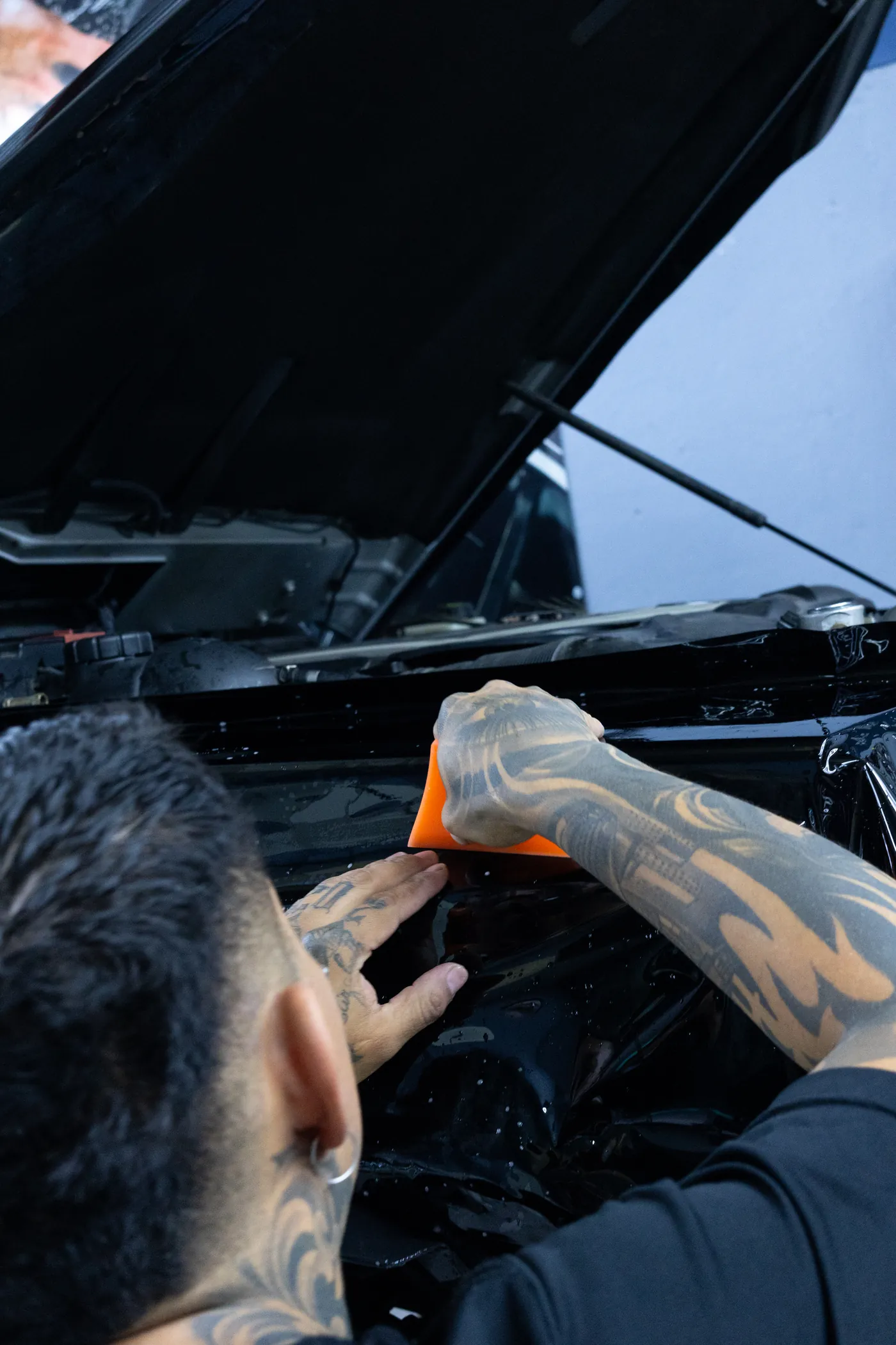 Cofre abierto y compartimento del motor durante la preparación de un automóvil